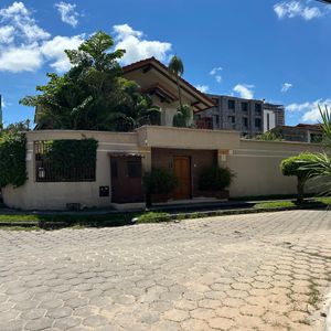 Casa En Venta De 4 Dormitorios En Barrio Equipetrol