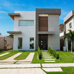 Amplia Casa En Venta Zona Norte