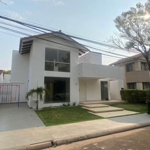 Moderna Casa Con Piscina En Condominio Ciudad Jardin