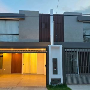 Casa De Lujo En El Mejor Lugar Del Urubo - Villa Bonita