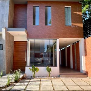Casa En Venta De Dos Plantas 4 Dormitorios