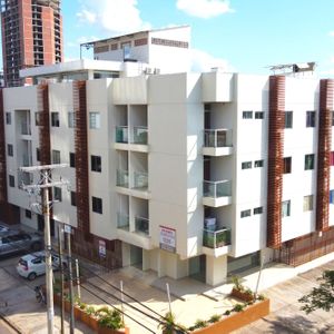 Edificio Comercial Con Renatibilidad Inmediata En "equipetrol"