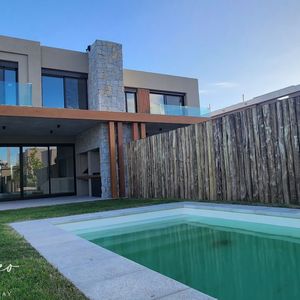 Casa A Estrenar En Venta Y Alquiler En Barrio Parques