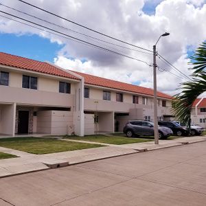 Casa En Alquiler O Venta  A Estrenar - Av. Piraí - Zona Oeste