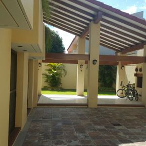 Casa De 2 Plantas, Terreno De 420 M2, Construccion 360 M2 Ubicado En Equipetrol.