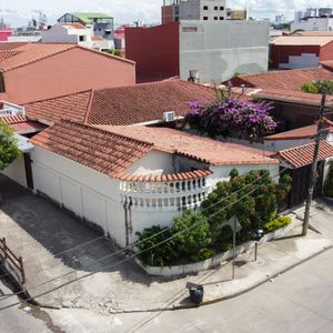 Se Vende Amplia Casa Con Espacio Comercial Y Plena Esquina