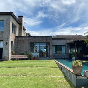 Lomas. 3 Suites + Servicio. Estar. Piscina Climatizada