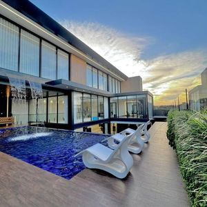 Mansion De Lujo Con Oficinas Comerciales, Zona Norte