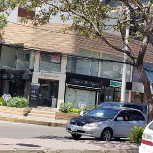 Local En Alquiler Sobre Av. San Martin 