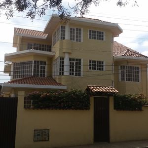 Hermosa Casa A La Venta Con 3 Dept Independientes Y Garzonier