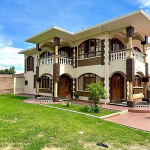 ¡en Promoción! Casa Con Gran Jardín Y Casa De Visitas Incluida 