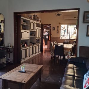 Vendemos Linda Casa Esquina En Parque Batlle De 3 Dormitorios
