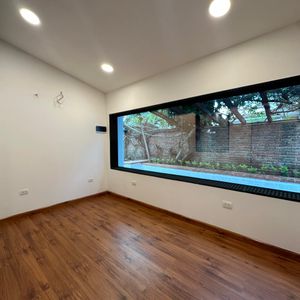 En Alquiler | Casa Ideal Para Empresa En Barrio Urbari