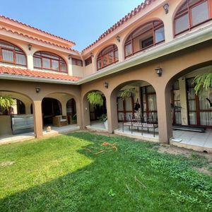 Casa Amplia En Venta Con Piscina En Av. Paragua Y Mutualista