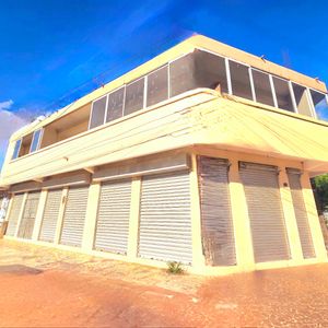 Casa Comercial Sobre Avenida Y Con Tiendas Comerciales En Venta Zona Sur