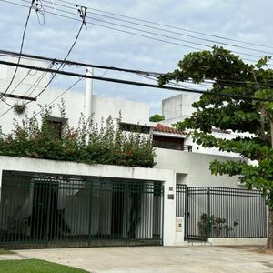 Casa Grande En Venta Ubicación Privilegiada En La Urbanización Cañoto