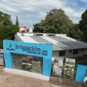 Amplio Terreno Con Showroom Oficinas En Venta Sobre Avenida