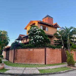 Casa En Esquina De 3 Pisos En La Barranca Entre 2do Y 3er Anillo