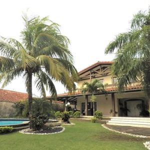 Casa En Barrio Las Palmas Sobre Avenida