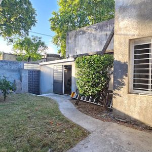 Vendo Casa Como Nueva De 3 Dormitorios, Con Garaje, Amplio Jardín Y Fondo 