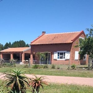 Casa Linda  3 Cuartos, 1 Bano Y  Barbacoa
