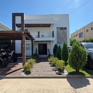 Casa En Venta 4 Dormitorios | Condominio Santa Cruz La Vieja Urubo