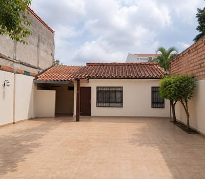 Casa A Precio De Terreno (remodelando), Radial 26