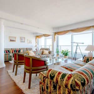 Venta Apartamento 4 Dormitorios, 4 Baños, Parrillero, 2 Garajes,  Vista Al Mar