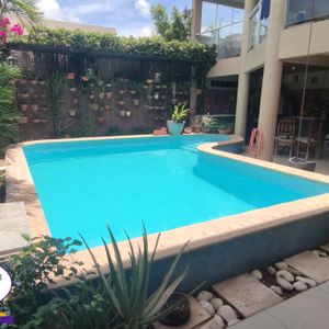 Casa En Venta De 4 Dormitorios En Condominio Ciudad Jardin, Av Banzer 6to Anillo