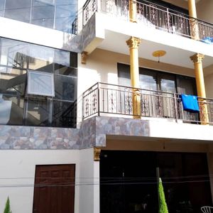 Casa 3 Plantas Con Deptos 