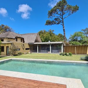 Casa Con Pileta Climatizada Y Amplio Jardín