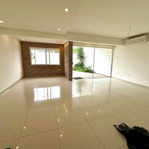 En Venta Hermosa Casa De 4 Dormitorios En Av. Piraí Zona Condominios