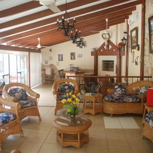  En Sirari,  Alquilo Una Hermosa Casa Amoblada  De  700m2 Construidos