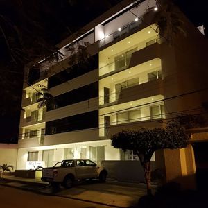 En Alquiler Departamento En Edificio Zona Las Palmas