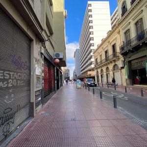 Local Comercial En Alquiler Zona Ciudad Vieja!!