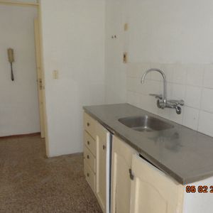 Alquilo Ap 2 Dorm $ 18.000 Hipolito Yrigoyen Ch 70 