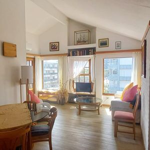 Apartamento En Península Con Balcones, Muy Iluminado