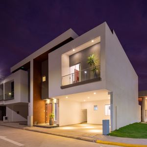 Inmueble # 317 Casa De Lujo En Cond. Jardines Del Norte VI