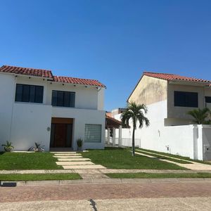 Casa En Alquiler En Urbanizacion La Hacienda 1