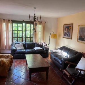 Casa De 4 Dormitorios Con 2 Baños, Jardín, Cochera Y Barbacoa En Pocitos!!