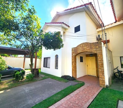 Residencia Exclusiva En Condominio Hamburgo – Zona Oeste