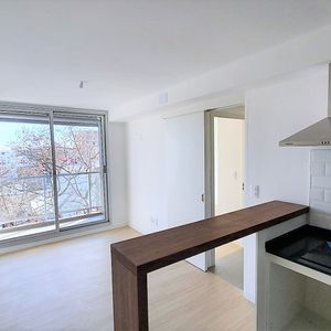 -apartamento Un Dormitorio, Balcón,  Barrio Sur, Centro.
