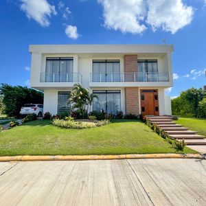 Casa De Lujo Con Piscina En Urubó Village – Módulo 5