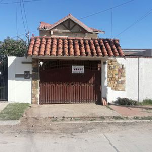 Casa  Ubicada Cerca A La Ucebol  6to Anillo