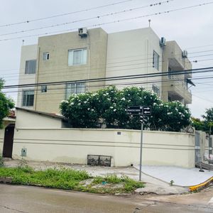 Edificio De Departamentos En Esquina