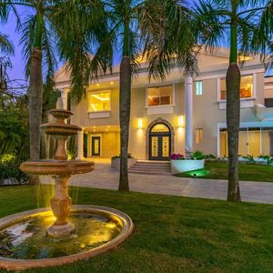 Casa De Lujo En Venta- Colinas Del Urubo Sector 2