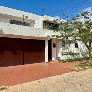En Barrio Equipetrol/sirari Amplia Casa Para Empresas En Alquiler