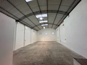 Local Comercial o Depósito sobre la Av. Rivera 3636 esq. Pedro Bustamante.