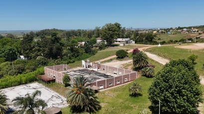 Chacra 5,5 ha en Aceguá, sobre la frontera: casa, galpón y ex complejo deportivo