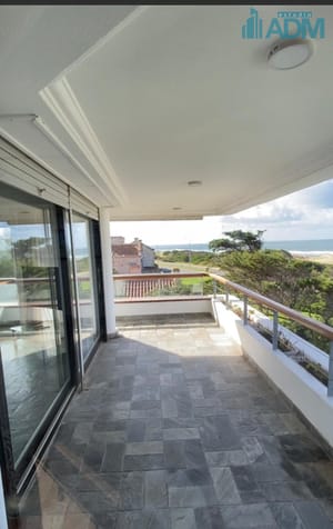 Venta de apartamento frente al mar Punta del Este